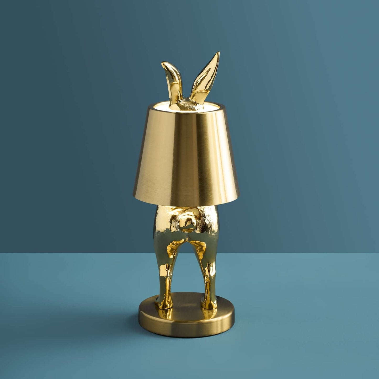 Luxusní stolní bezdrátová lampa Hiding Rabbit v elegantním provedení lesklé zlaté barvy nabízí originální a stylový design - Waterfall Bathrooms