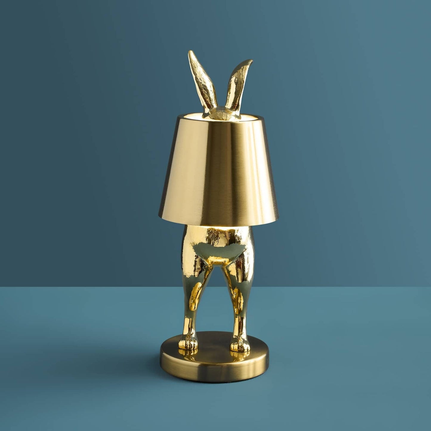 Luxusní stolní bezdrátová lampa Hiding Rabbit v elegantním provedení lesklé zlaté barvy nabízí originální a stylový design - Waterfall Bathrooms