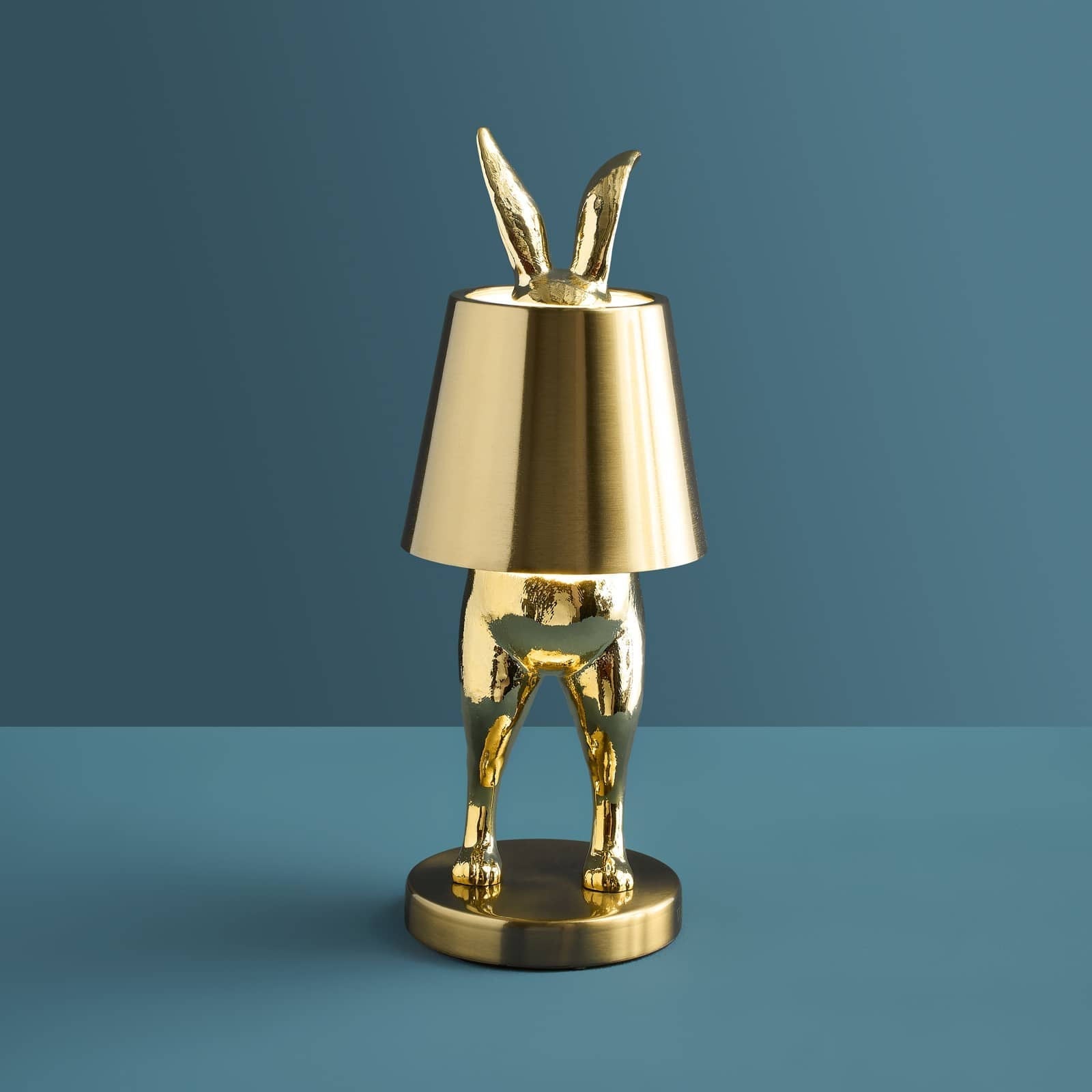 Luxusní stolní bezdrátová lampa Hiding Rabbit v elegantním provedení lesklé zlaté barvy nabízí originální a stylový design - Waterfall Bathrooms