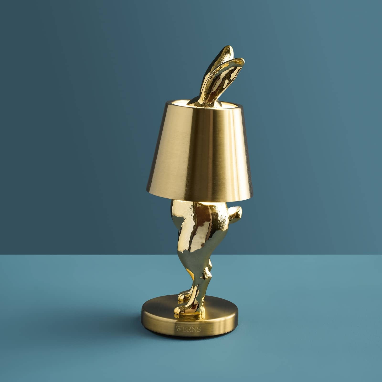 Luxusní stolní bezdrátová lampa Hiding Rabbit v elegantním provedení lesklé zlaté barvy nabízí originální a stylový design - Waterfall Bathrooms