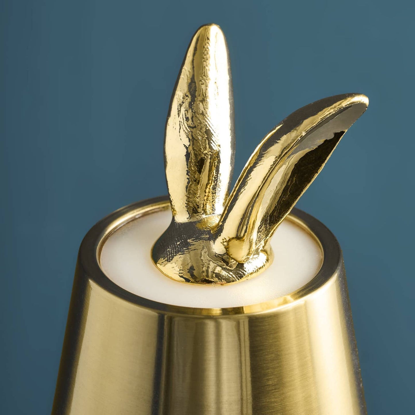 Luxusní stolní bezdrátová lampa Hiding Rabbit v elegantním provedení lesklé zlaté barvy nabízí originální a stylový design - Waterfall Bathrooms