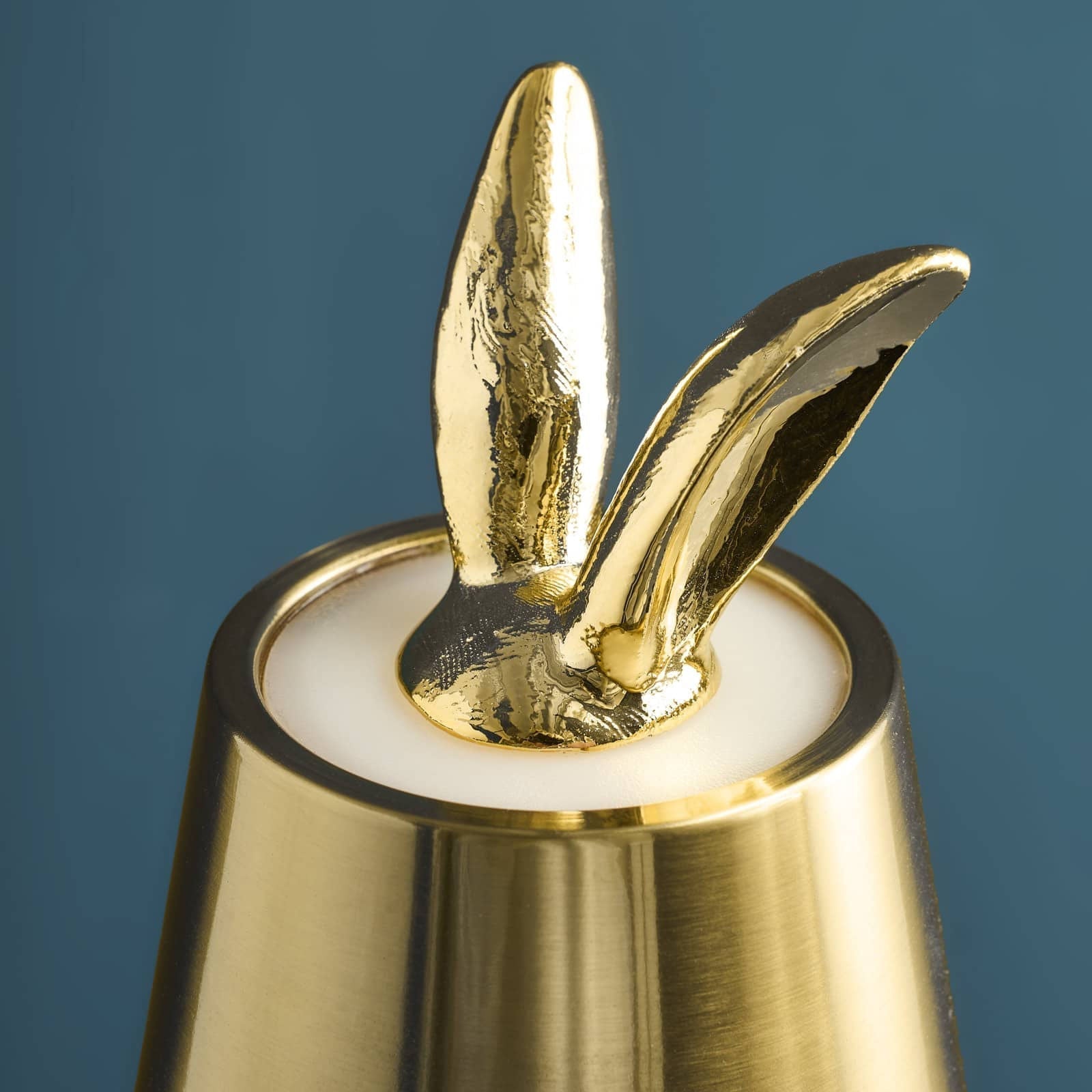 Luxusní stolní bezdrátová lampa Hiding Rabbit v elegantním provedení lesklé zlaté barvy nabízí originální a stylový design - Waterfall Bathrooms