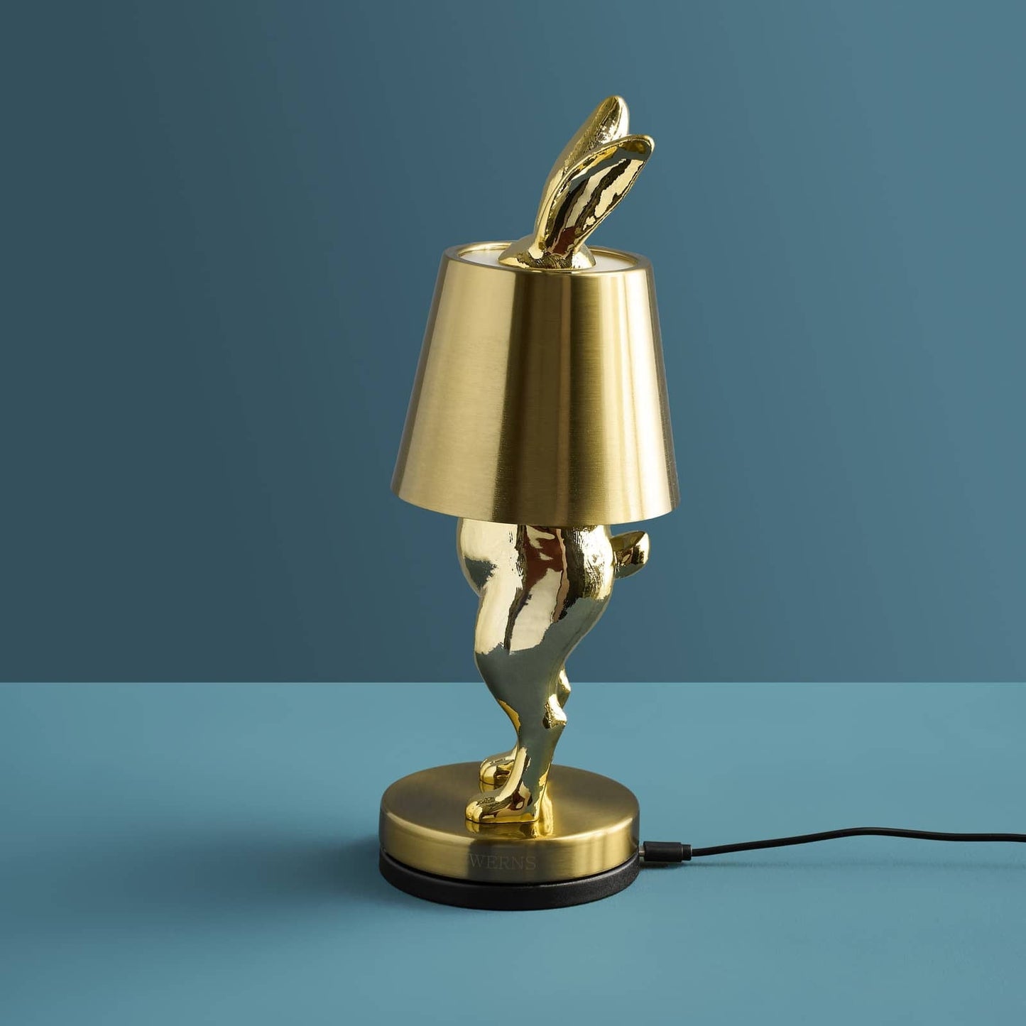 Luxusní stolní bezdrátová lampa Hiding Rabbit v elegantním provedení lesklé zlaté barvy nabízí originální a stylový design - Waterfall Bathrooms