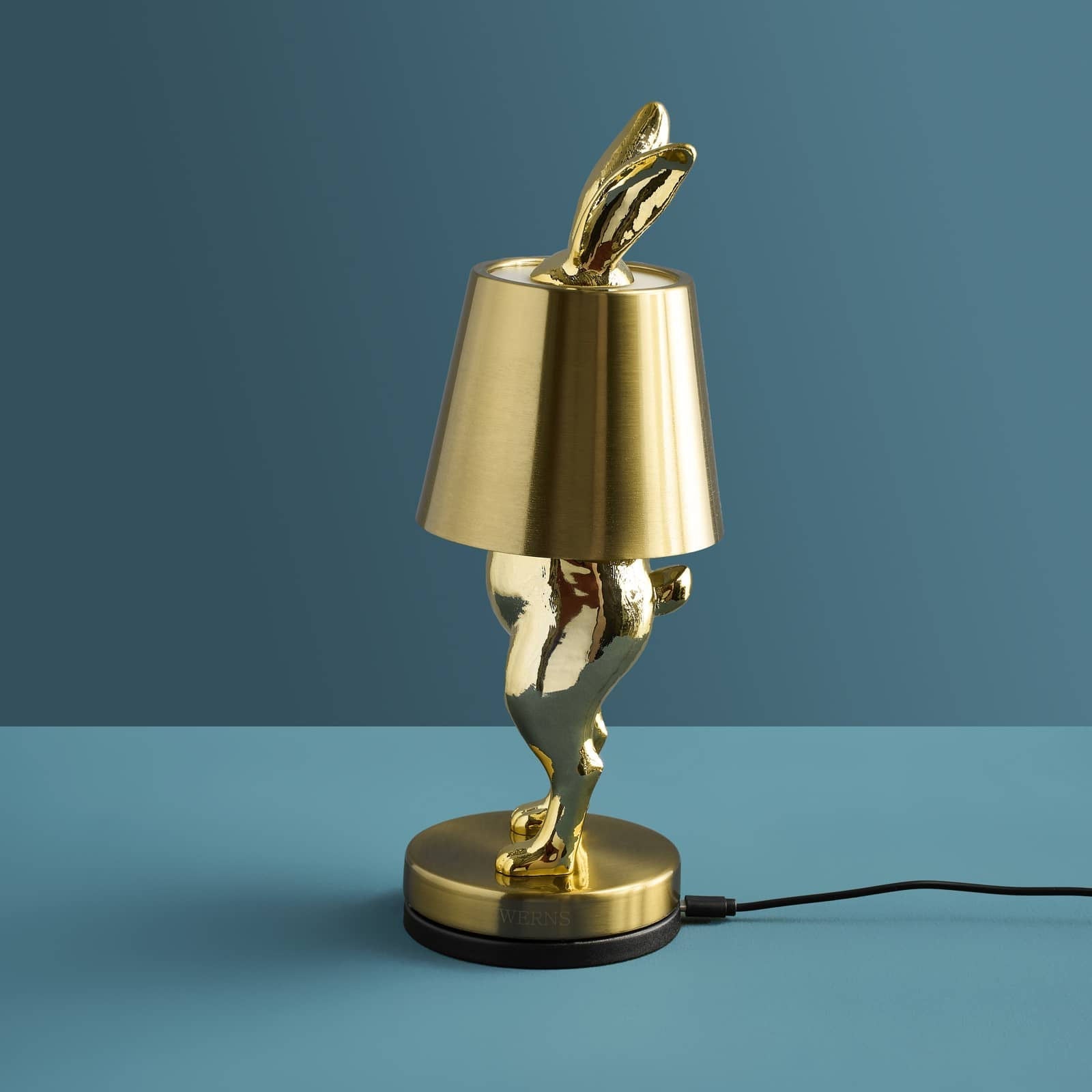 Luxusní stolní bezdrátová lampa Hiding Rabbit v elegantním provedení lesklé zlaté barvy nabízí originální a stylový design - Waterfall Bathrooms