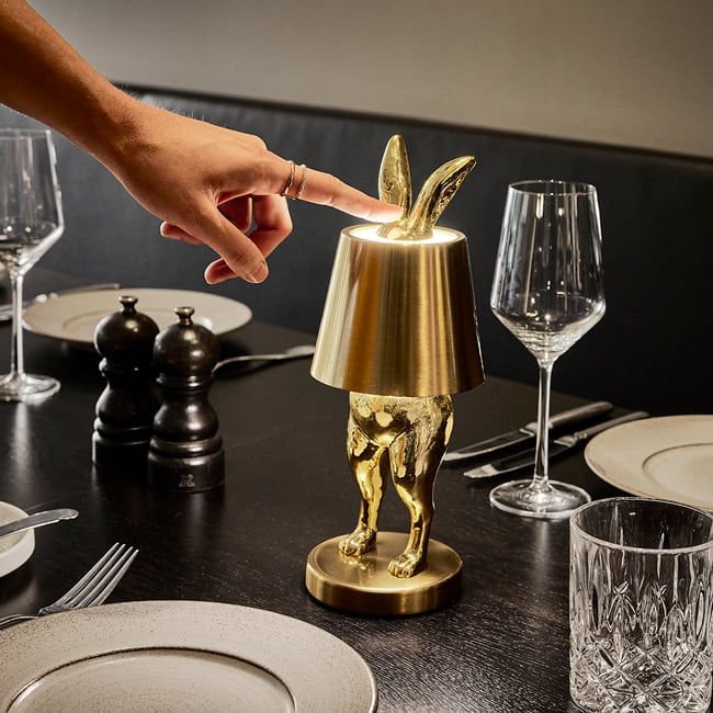 Luxusní stolní bezdrátová lampa Hiding Rabbit v elegantním provedení lesklé zlaté barvy nabízí originální a stylový design - Waterfall Bathrooms