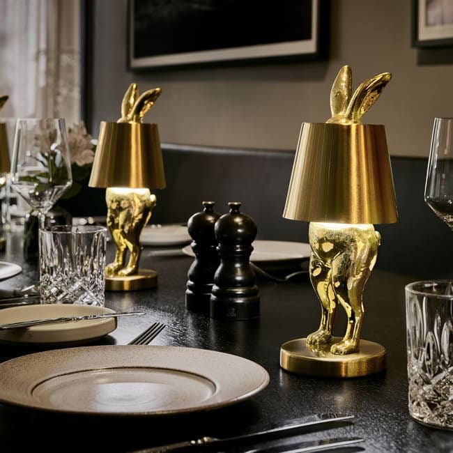 Luxusní stolní bezdrátová lampa Hiding Rabbit v elegantním provedení lesklé zlaté barvy nabízí originální a stylový design - Waterfall Bathrooms