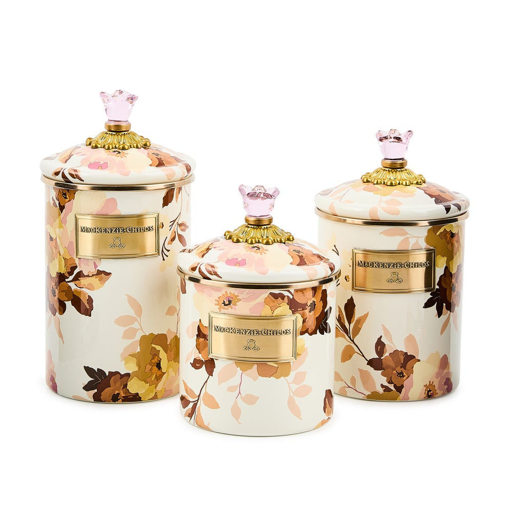 Střední dóza Wild Rose White od MacKenzie-Childs s ručně malovaným květinovým vzorem, Waterfall Bathrooms.
