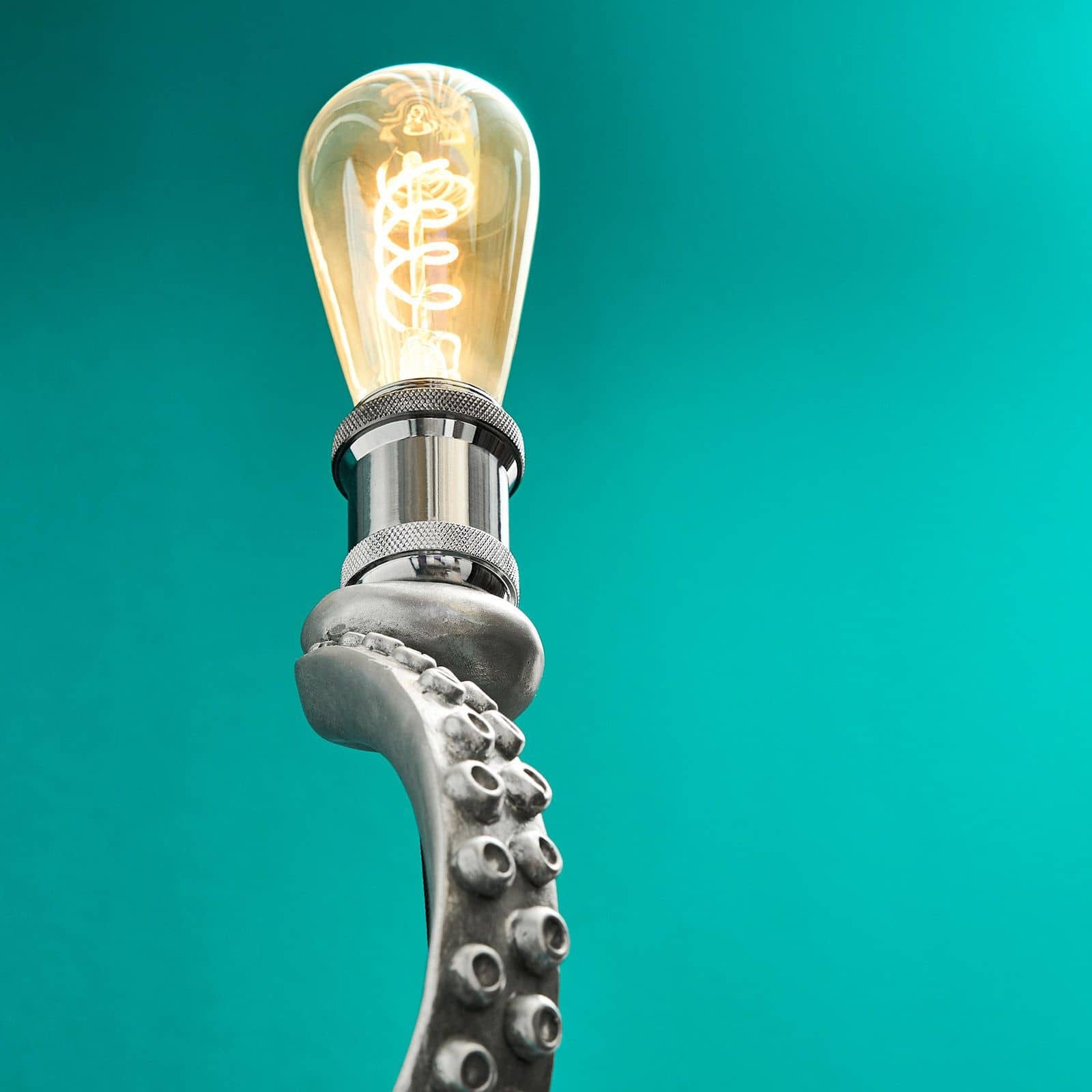Exkluzivní stříbrná stolní lampa v tvaru chobotnice Otto Octopus z polyresinu a kovu od značky WERNS - Waterfall Bathrooms