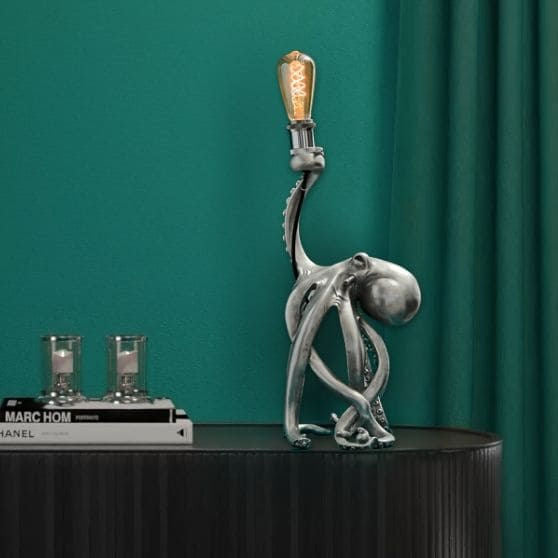 Exkluzivní stříbrná stolní lampa v tvaru chobotnice Otto Octopus z polyresinu a kovu od značky WERNS - Waterfall Bathrooms