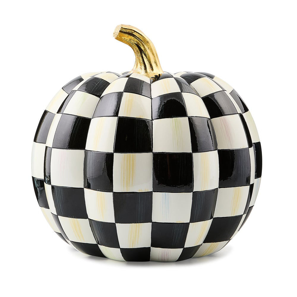 Svítící dýně Courtly Check Jack O' Lantern od MacKenzie-Childs s kostkovaným vzorem, Waterfall Bathrooms.
