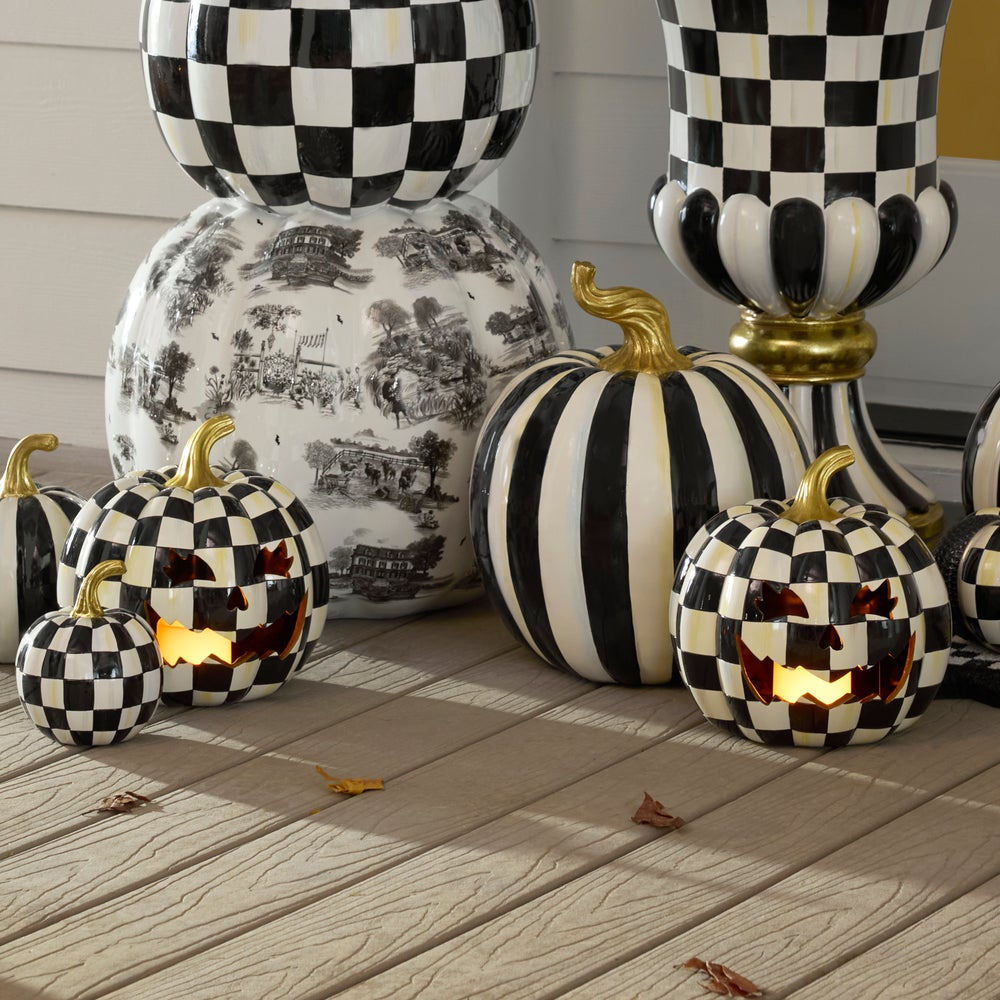 Svítící dýně Courtly Check Jack O' Lantern od MacKenzie-Childs s kostkovaným vzorem, Waterfall Bathrooms.
