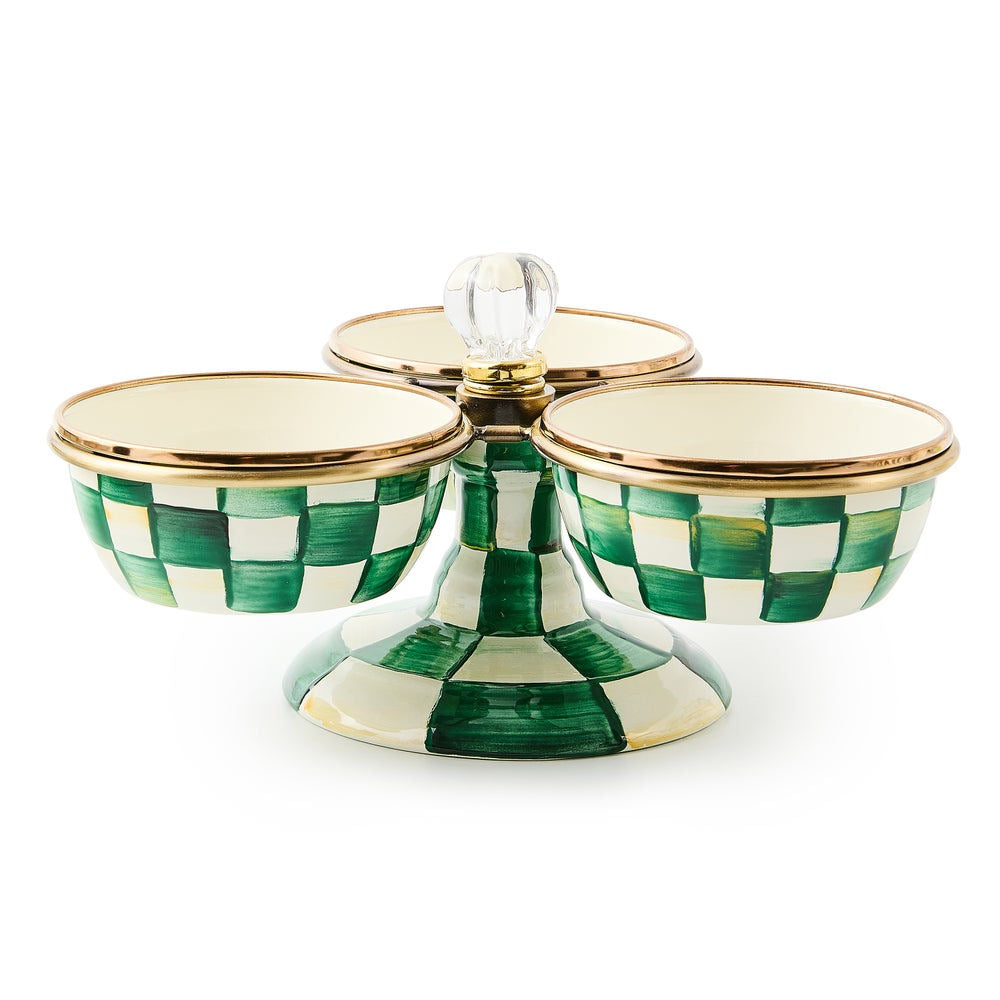 Sada tří smaltovaných misek na stojanu se zelenou ručně malovanou šachovnicí Emerald Check od MacKenzie-Childs - Waterfall Bathrooms
