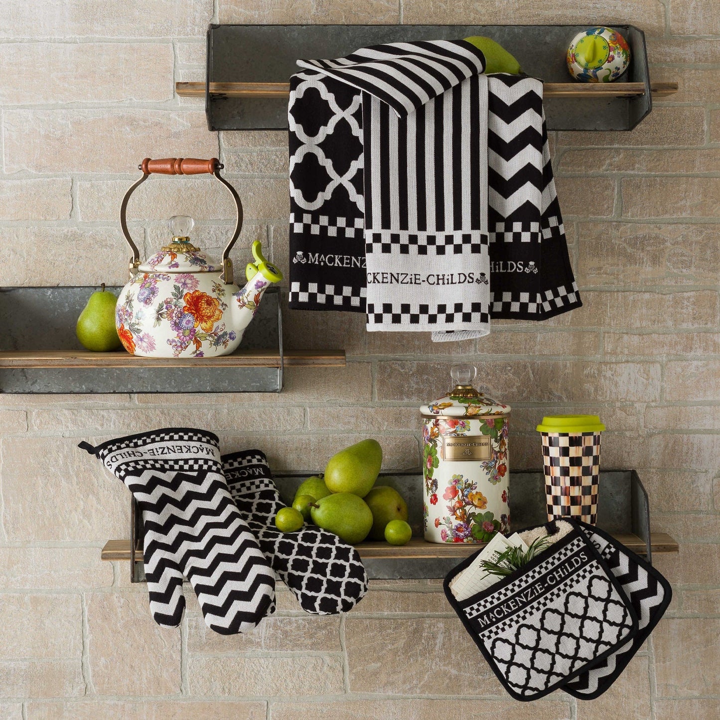 Sada tří utěrek Black & White Zig Zag od MacKenzie-Childs, s černobílými vzory klikatých čar, pruhů a argylu, Waterfall Bathrooms.
