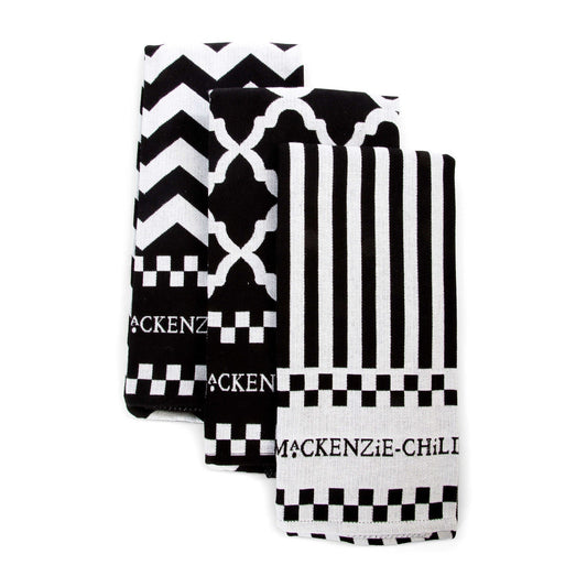 Sada tří utěrek Black & White Zig Zag od MacKenzie-Childs, s černobílými vzory klikatých čar, pruhů a argylu, Waterfall Bathrooms.
