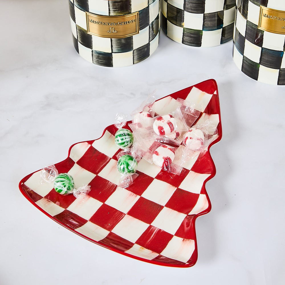 Vánoční tácek ve tvaru stromu Cherry Check od MacKenzie-Childs, kamenina, s červeným kostkovaným vzorem, Waterfall Bathrooms.