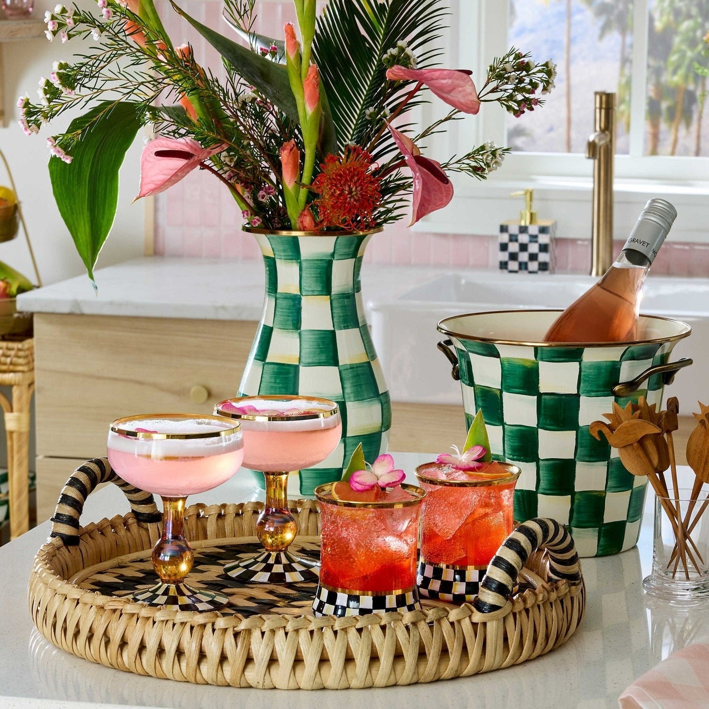 Váza Emerald Check od MacKenzie-Childs se zeleným kostkovaným vzorem, Waterfall Bathrooms.
