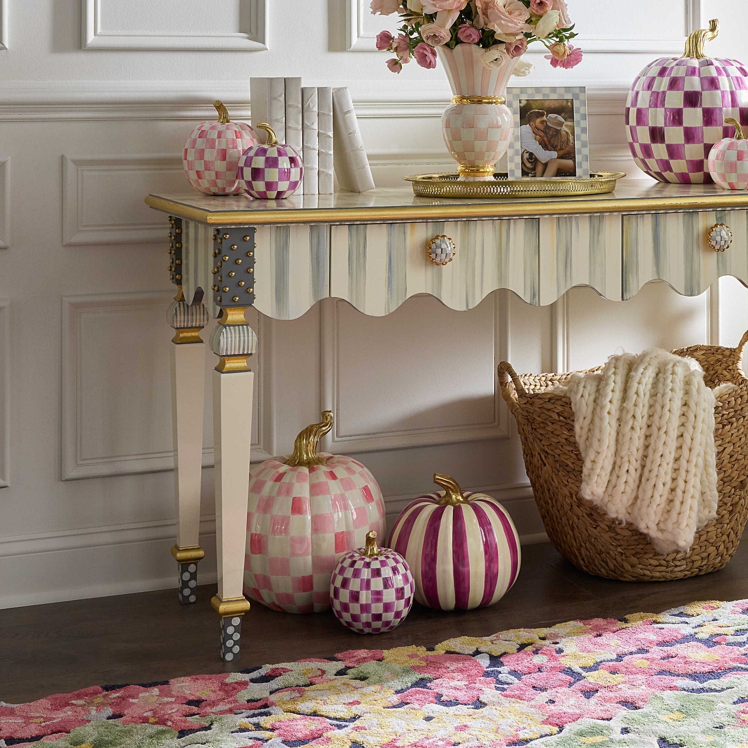 Velká dýně Bubblegum Pink Check od MacKenzie-Childs, ručně malovaná růžovým kostkovaným vzorem se zlatým stonkem, Waterfall Bathrooms.
