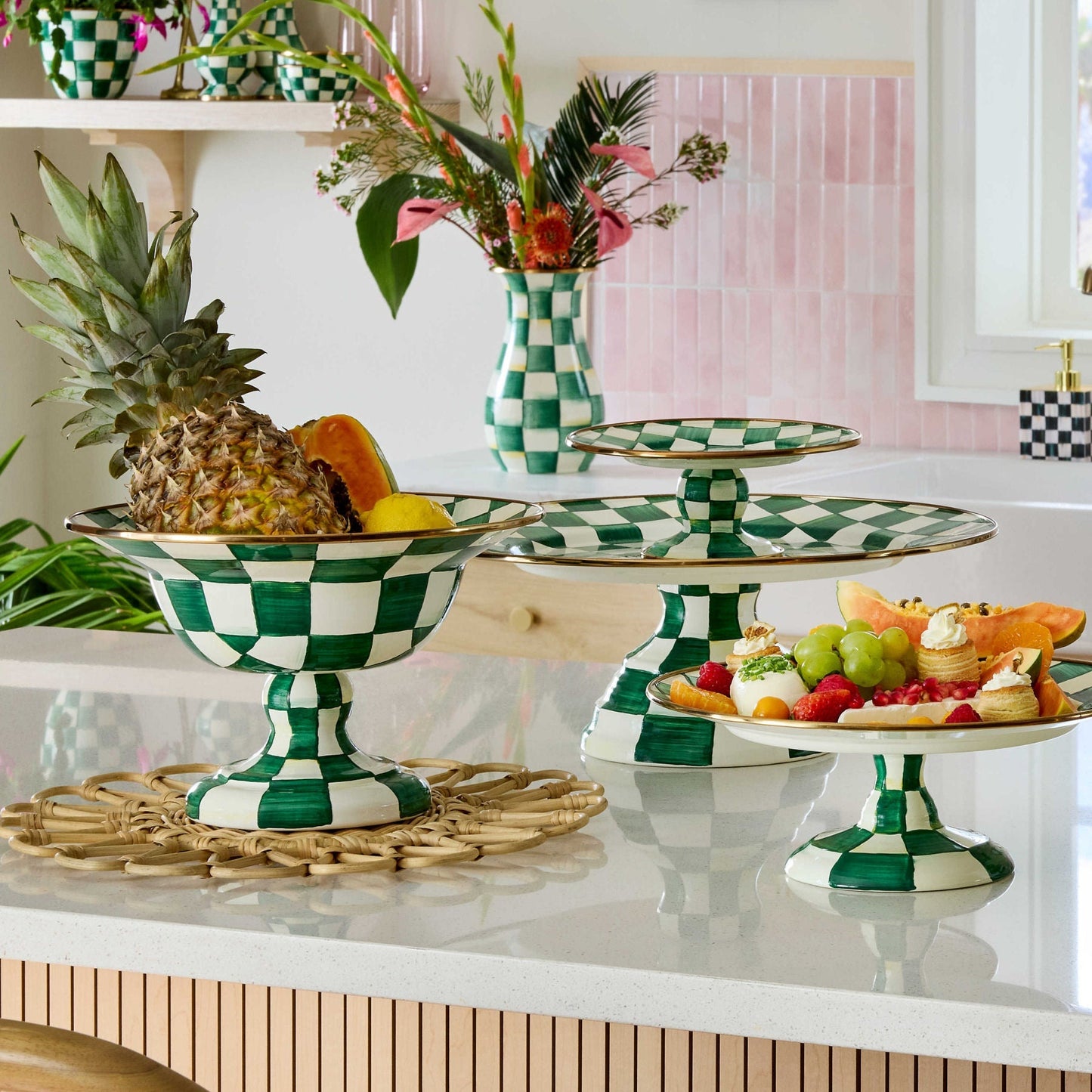 Velká kompotová mísa Emerald Check od MacKenzie-Childs se zeleným kostkovaným vzorem, Waterfall Bathrooms.
