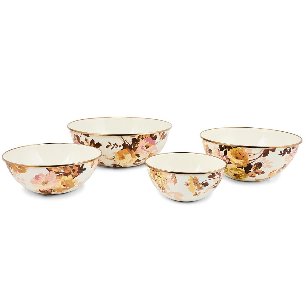 Velká mísa Wild Rose White od MacKenzie-Childs s květinovými motivy divokých růží, Waterfall Bathrooms.
