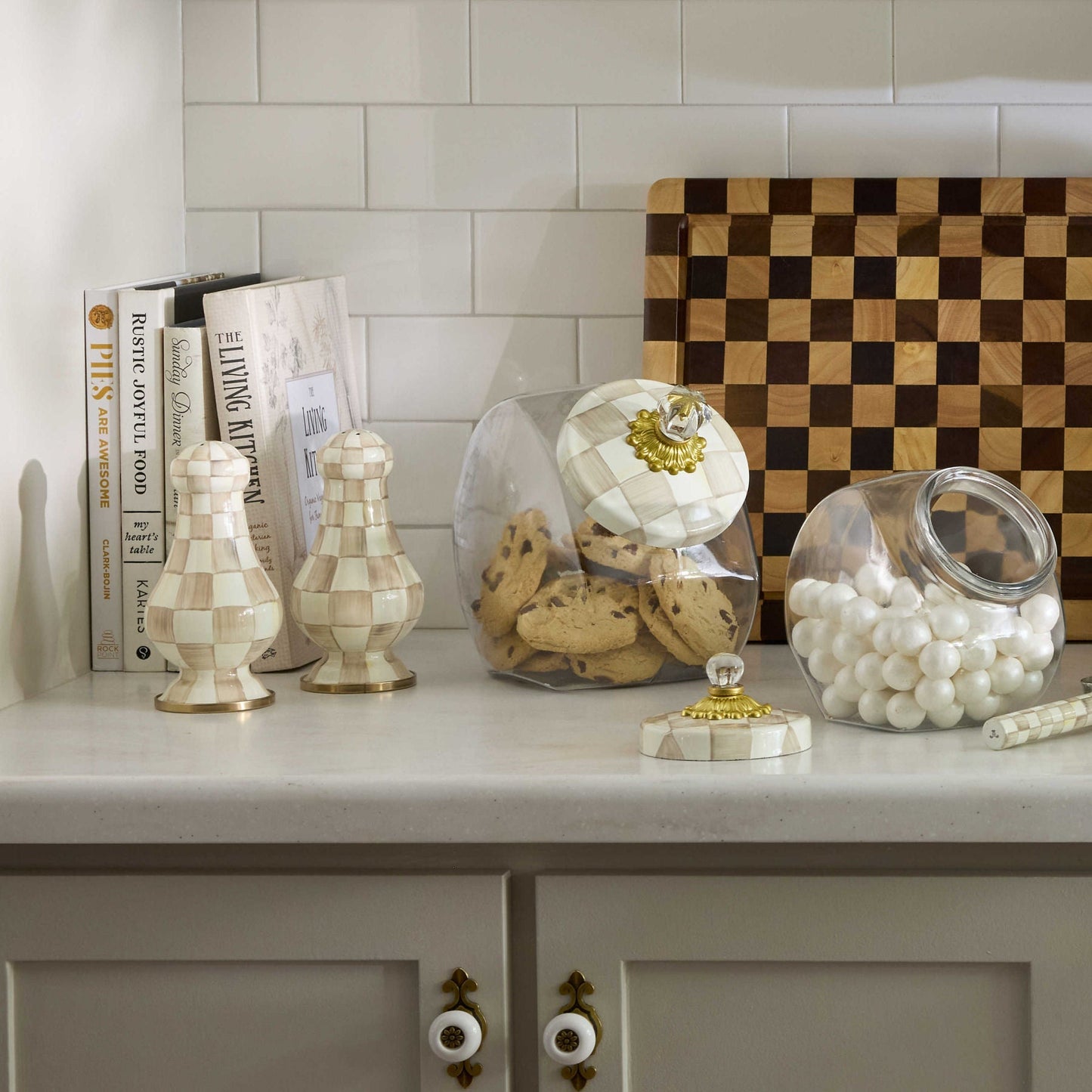 Velká solnička a pepřenka Mocha Check od MacKenzie-Childs, ručně malovaný kostkovaný vzor v kávových odstínech, robustní ocel, bronzový lem, Waterfall Bathrooms.
