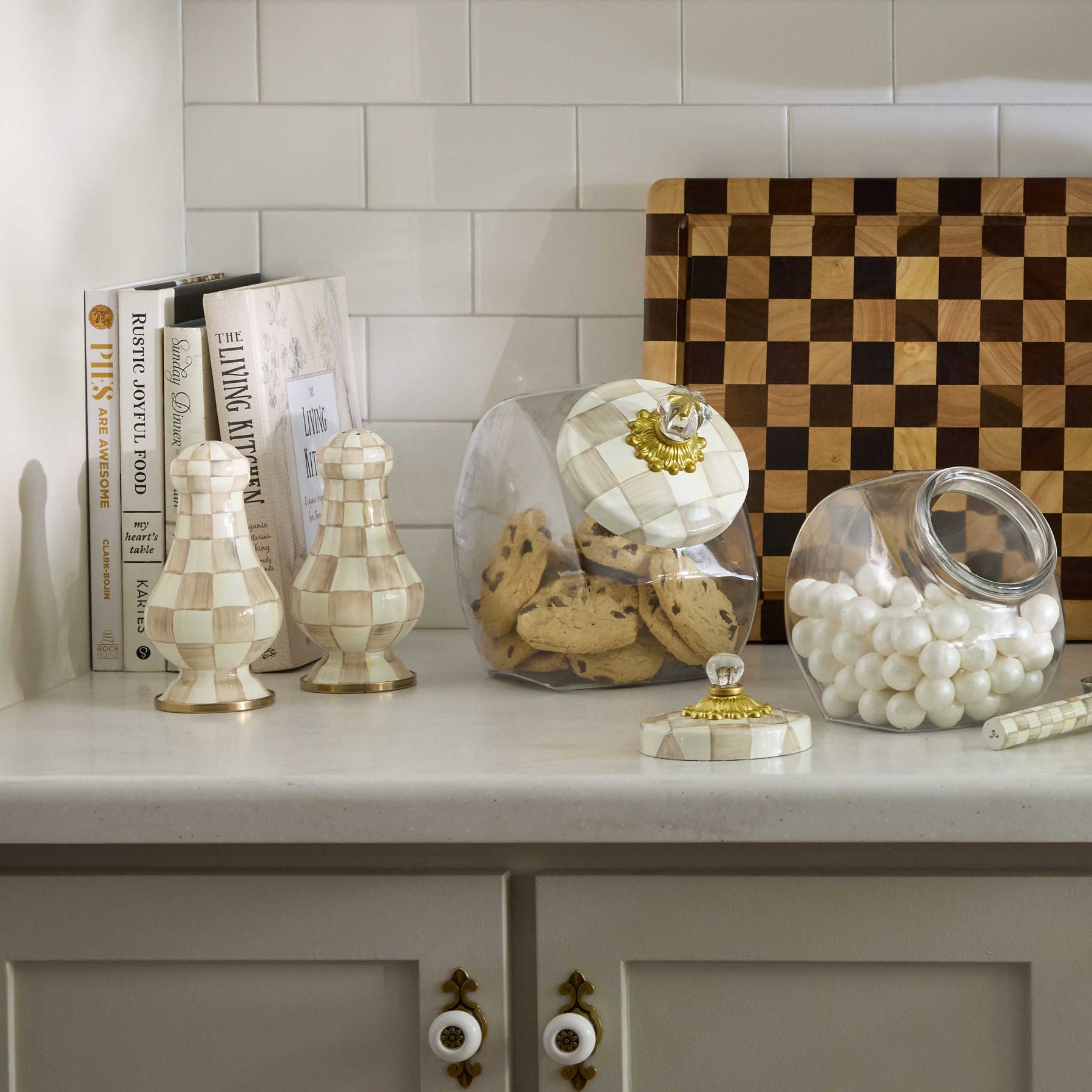 Velká solnička a pepřenka Mocha Check od MacKenzie-Childs, ručně malovaný kostkovaný vzor v kávových odstínech, robustní ocel, bronzový lem, Waterfall Bathrooms.

