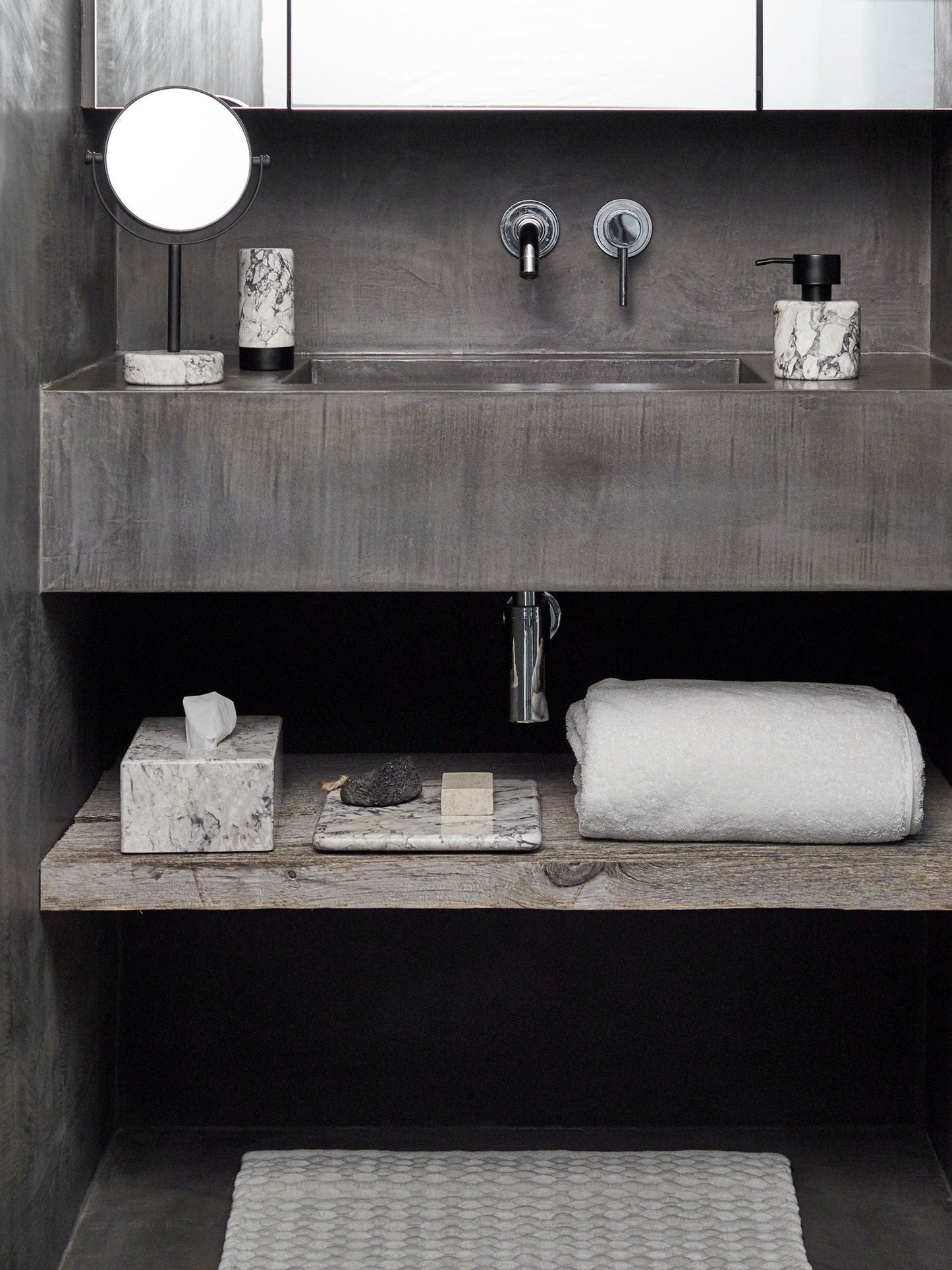 Luxusní velký mramorový podnos na podstavci Aquanova Nero v elegantním šedo-bílém provedení dodá interiéru exkluzivní styl - Waterfall Bathrooms
