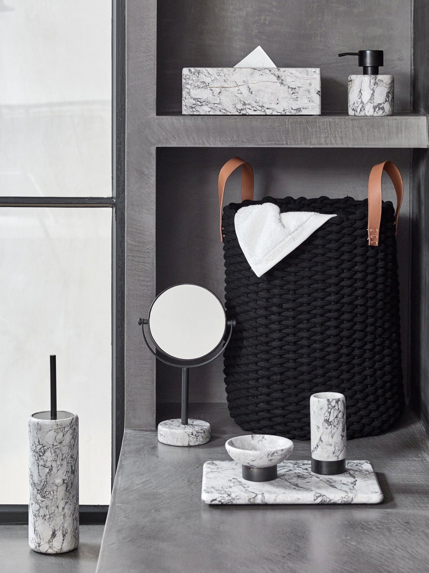 Luxusní velký mramorový podnos na podstavci Aquanova Nero v elegantním šedo-bílém provedení dodá interiéru exkluzivní styl - Waterfall Bathrooms