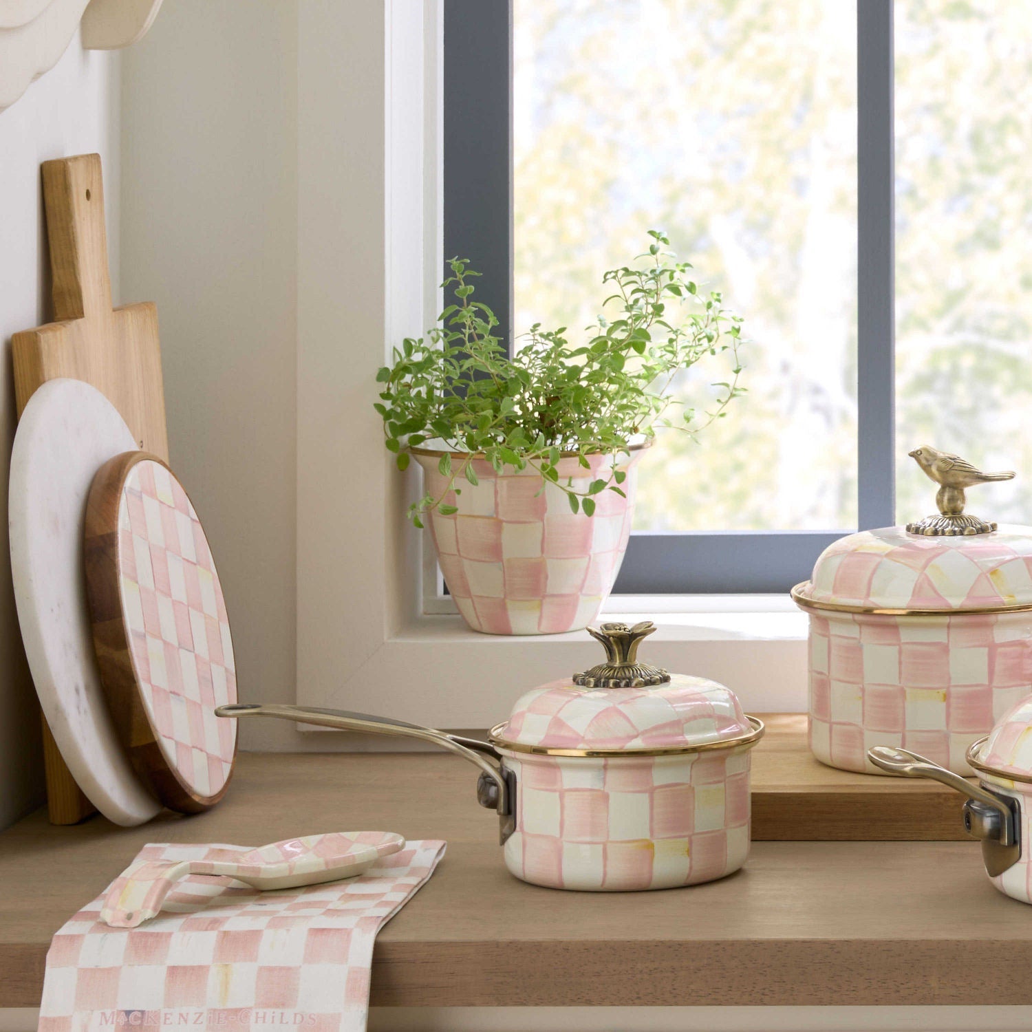 Velký luxusní smaltovaný květináč s ručně malovaným růžovým kostkovaným vzorem Rosy Check a bronzovým okrajem MacKenzie-Childs Waterfall Bathrooms