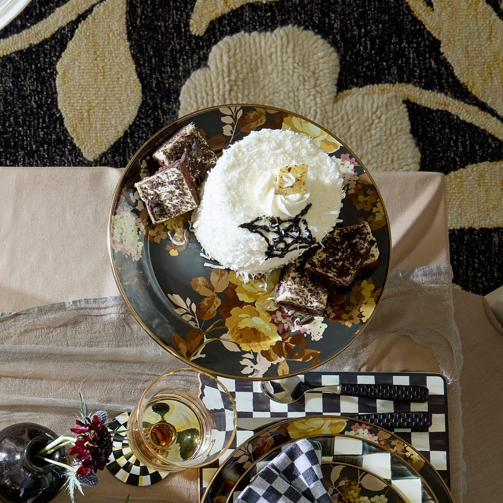 Velký tác na podstavci Wild Rose Brown od MacKenzie-Childs s květinovými motivy divokých růží a kostkami Mocha Check, Waterfall Bathrooms.
