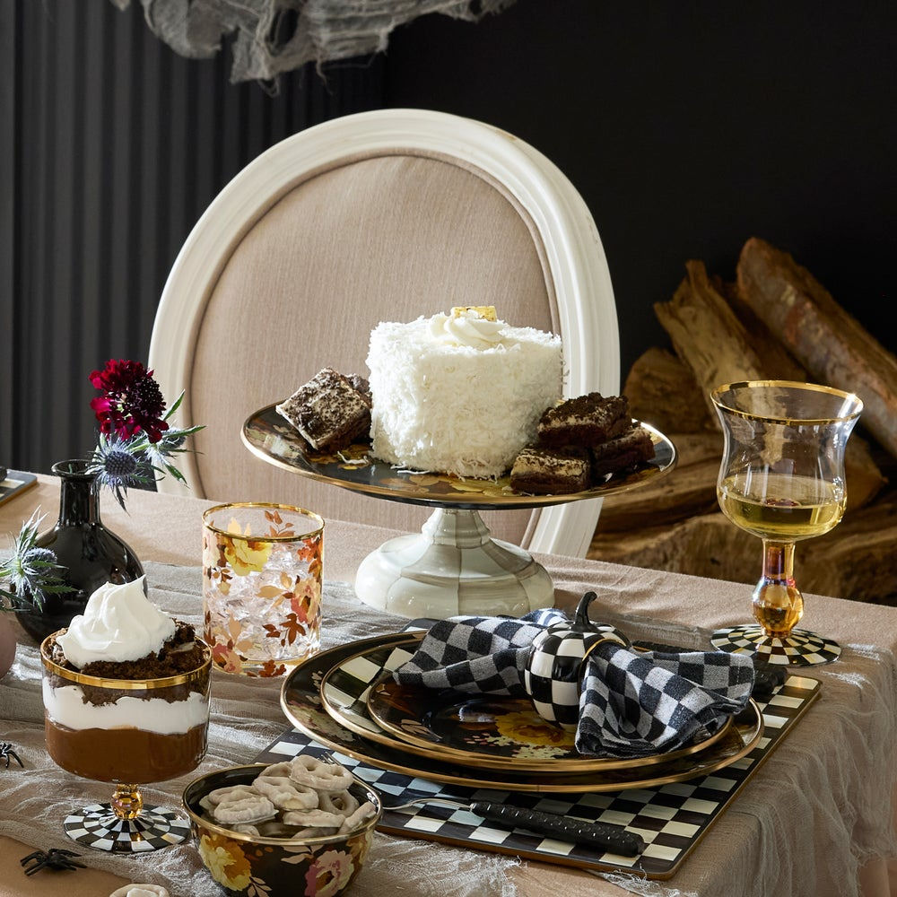 Velký tác na podstavci Wild Rose Brown od MacKenzie-Childs s květinovými motivy divokých růží a kostkami Mocha Check, Waterfall Bathrooms.
