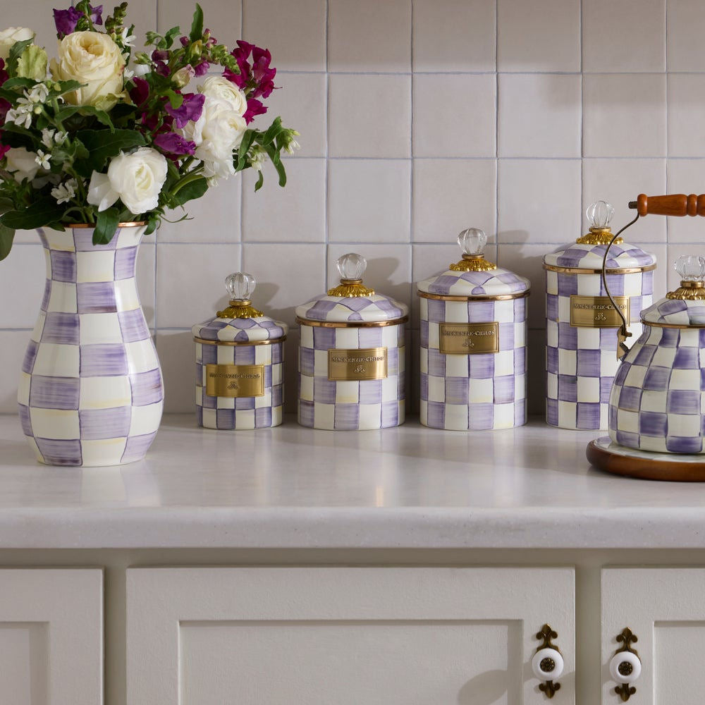 MacKenzie-Childs Violet Check: Luxusní fialový design | Vesimi Design