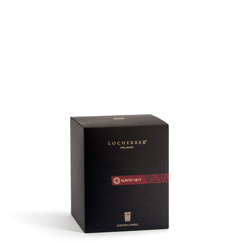 Vonná svíčka Klìnto 1817 (450 g) od Locherber Milano v černé skleněné váze s ořechovým víčkem, vůně hrozny, lanýž, malina a vanilka, Waterfall Bathrooms.