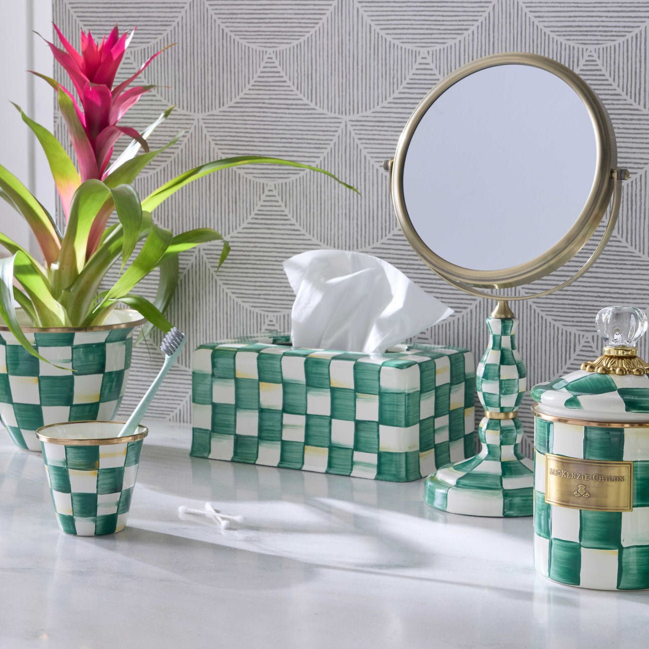Zásobník na papírové kapesníky Emerald Check od MacKenzie-Childs se zeleným kostkovaným vzorem, Waterfall Bathrooms.
