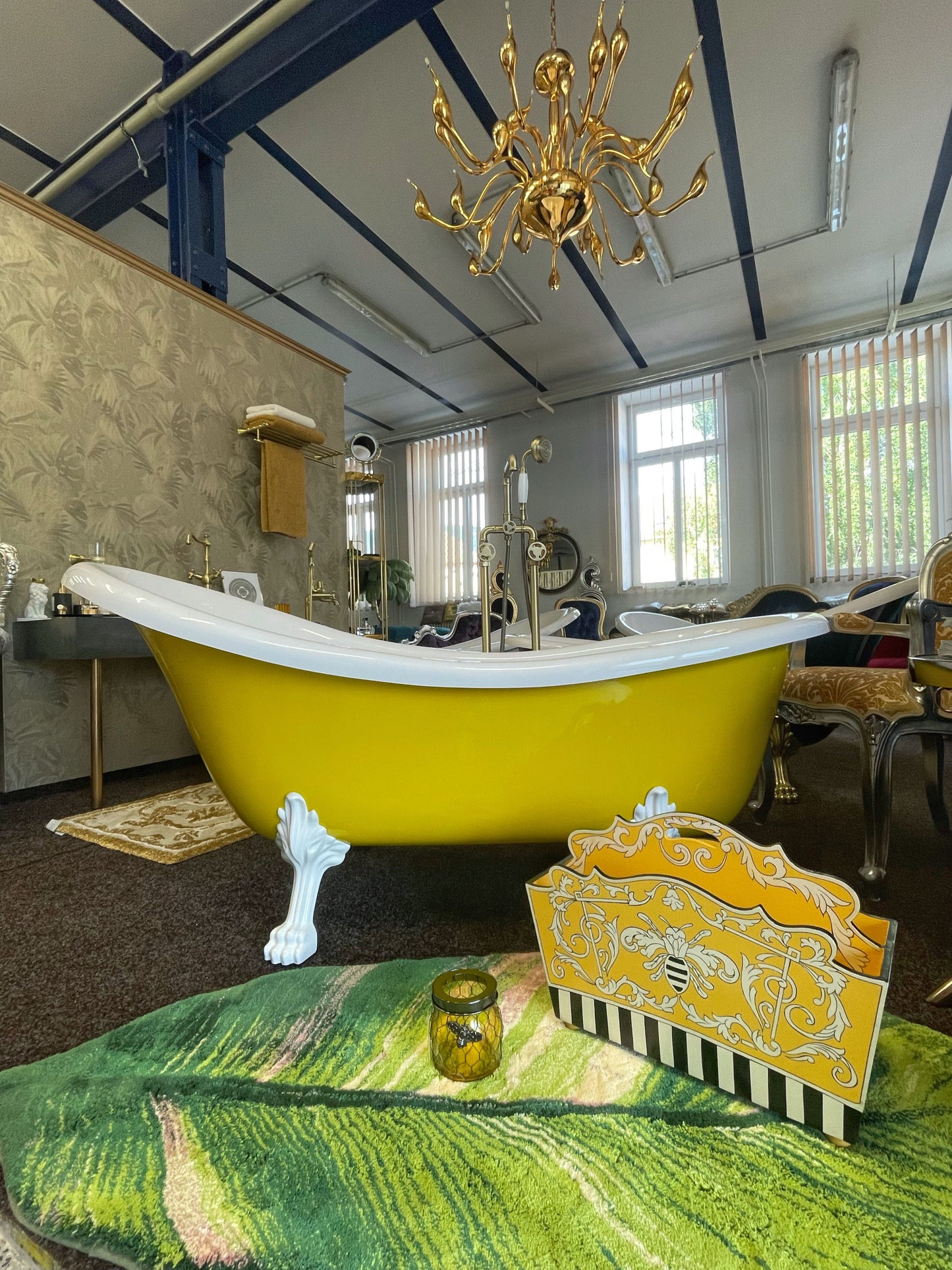 Žlutá retro volně stojící masivní vana Queen Bee