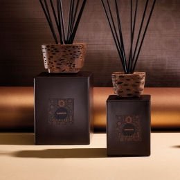 Aroma difuzér Banksia od Locherber Milano, vůně australský eukalyptus, santalové dřevo, cedrové dřevo a nektar banksia, Waterfall Bathrooms.