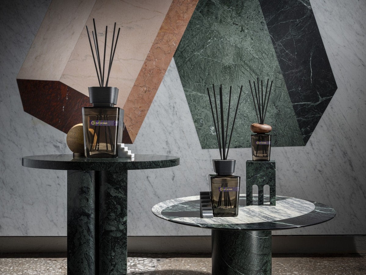 Aroma difuzér OUT OF MIND Skyline od Locherber Milano s dřevěným víčkem a tyčinkami, vůně eukalyptus, jasmín a pačuli, Waterfall Bathrooms.