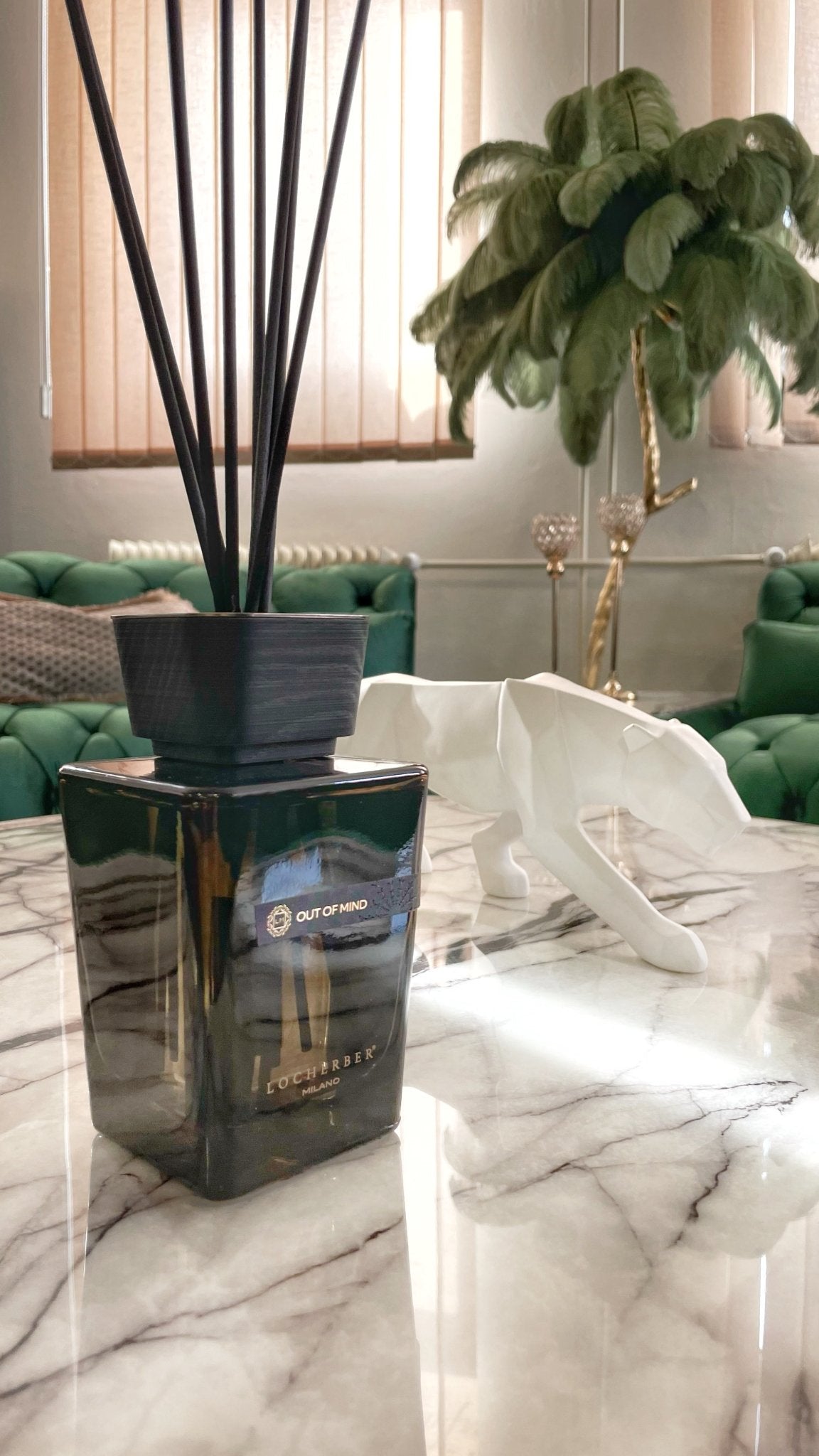 Aroma difuzér OUT OF MIND Skyline od Locherber Milano s dřevěným víčkem a tyčinkami, vůně eukalyptus, jasmín a pačuli, Waterfall Bathrooms.