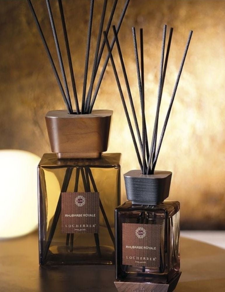 Aroma difuzér Rhubarbe Royale od Locherber Milano s dřevěným víčkem, vůně grapefruit, rebarbora a bílé mechy, Waterfall Bathrooms.