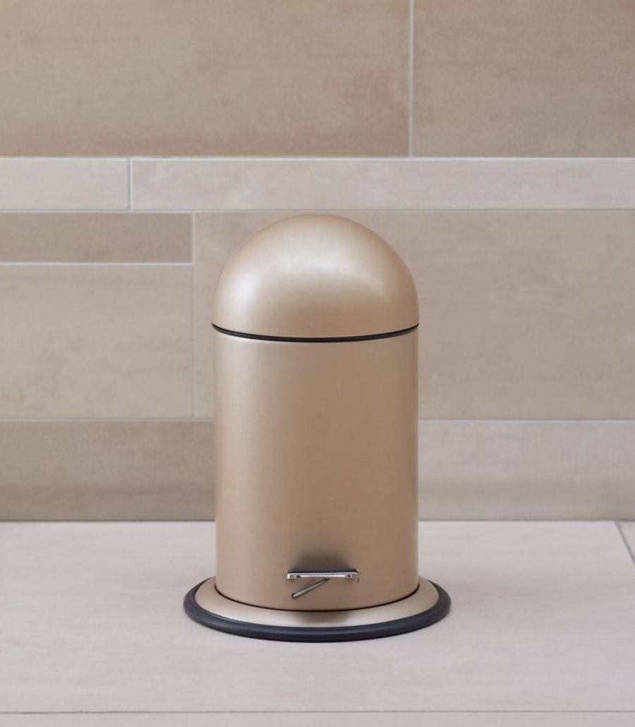 Luxusní béžový nášlapný odpadkový koš Aquanova Ona o objemu 3 l je vyroben z kvalitního kovu a dodá koupelně elegantní vzhled. - Waterfall Bathrooms