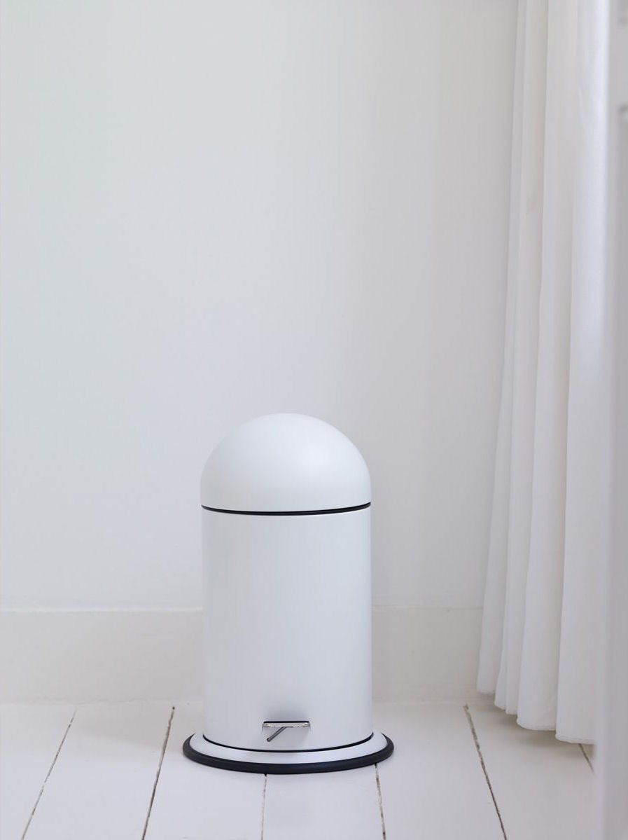 Sněhově bílý pedálový odpadkový koš Aquanova Ona z lakovaného kovu s plastovou nádobou - Waterfall Bathrooms