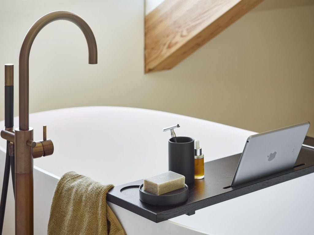 Luxusní černá dubová police na vanu Aquanova Mink přináší do vaší koupelny elegantní design a prvotřídní zpracování. - Waterfall Bathrooms