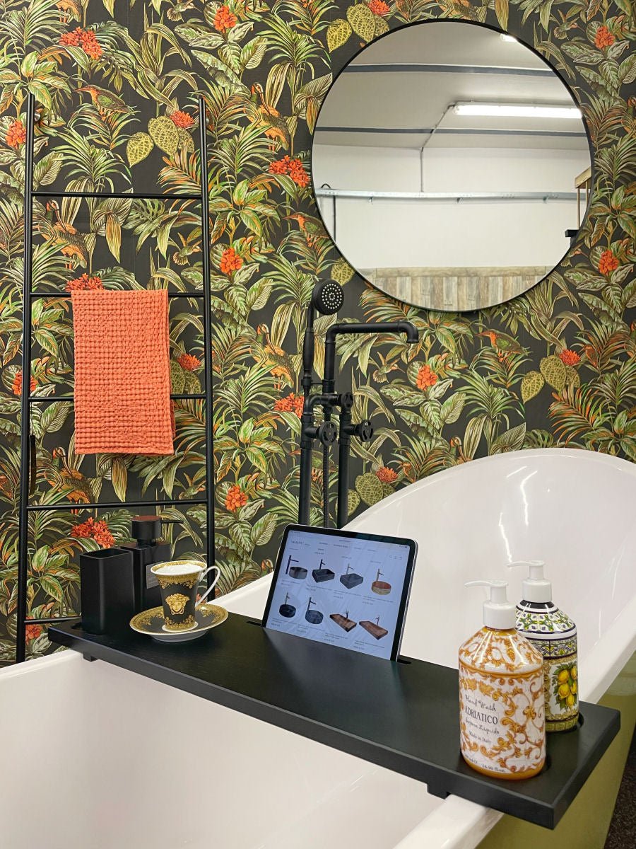 Luxusní černá dubová police na vanu Aquanova Mink přináší do vaší koupelny elegantní design a prvotřídní zpracování. - Waterfall Bathrooms