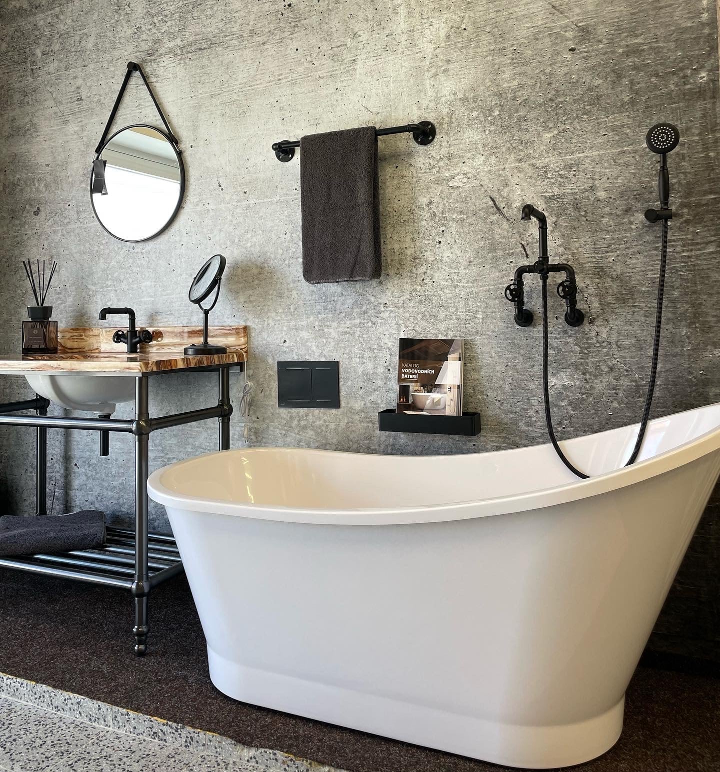 Černý matný industriální sprchový set s ventilovými kohoutky a hlavovou sprchou Waterfall Bathrooms