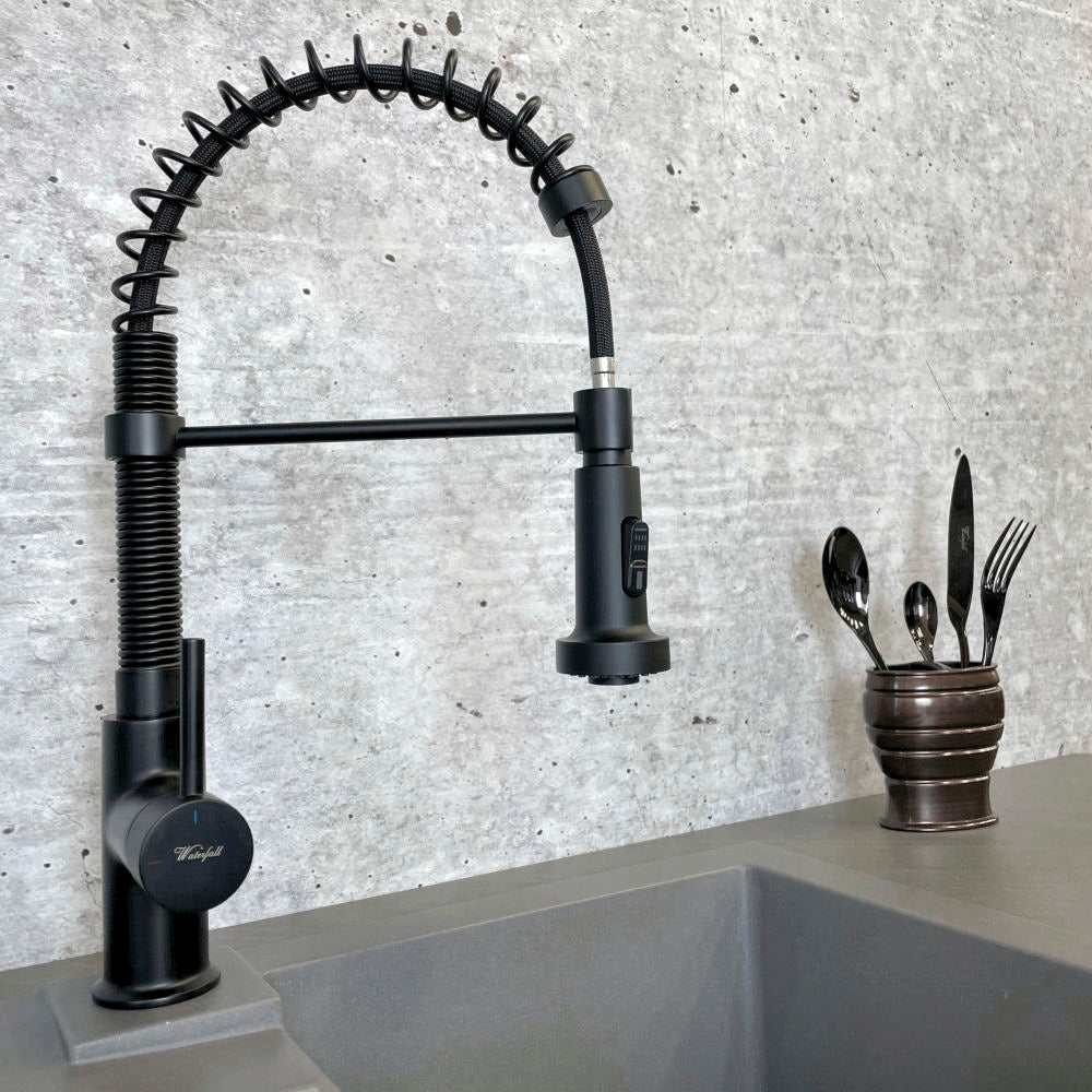 Černá matná dřezová baterie s vytahovací sprchou, industriální