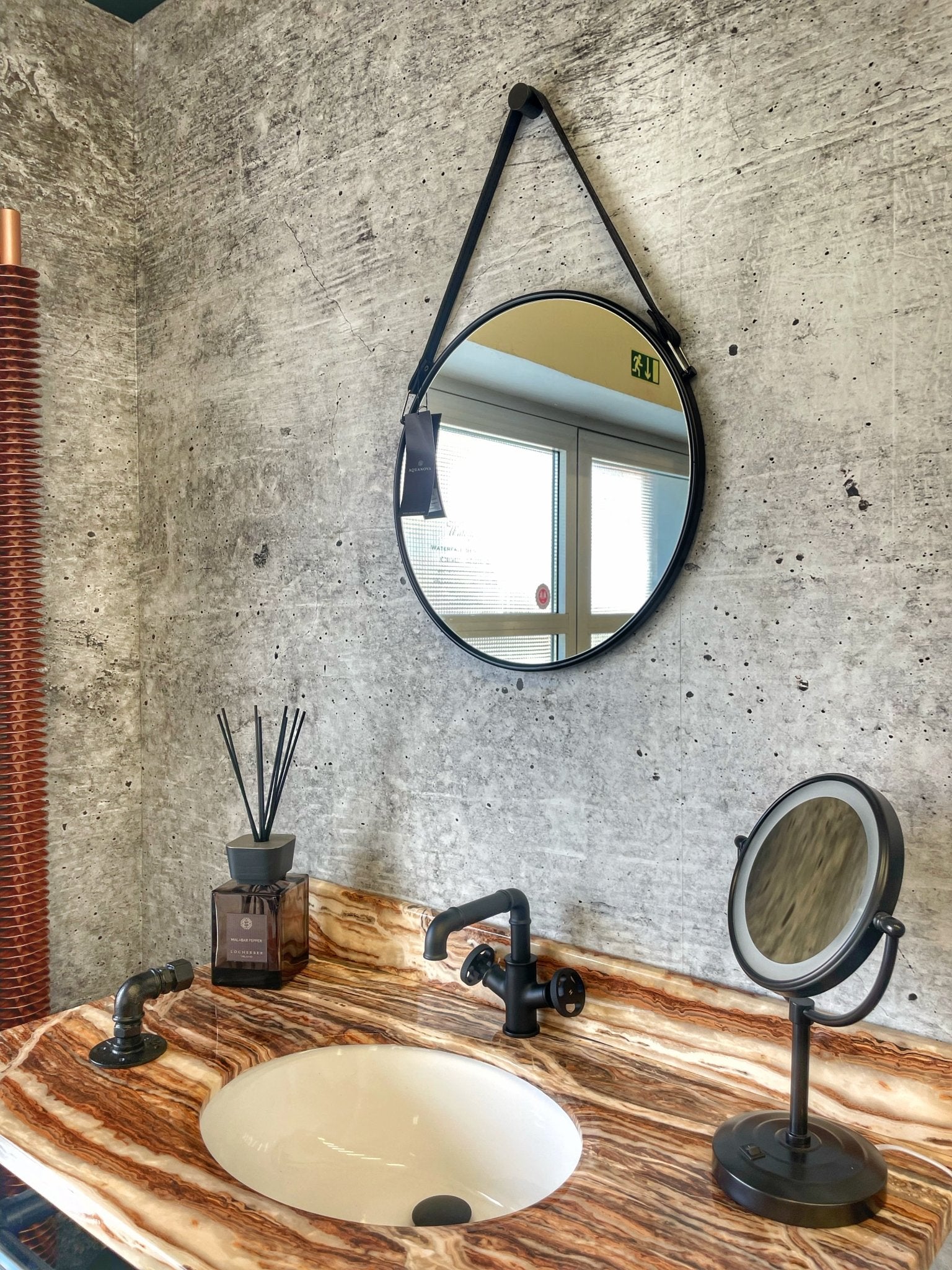 Černá matná kohoutková umyvadlová baterie v industriálním stylu s ventilovými koly Waterfall Bathrooms