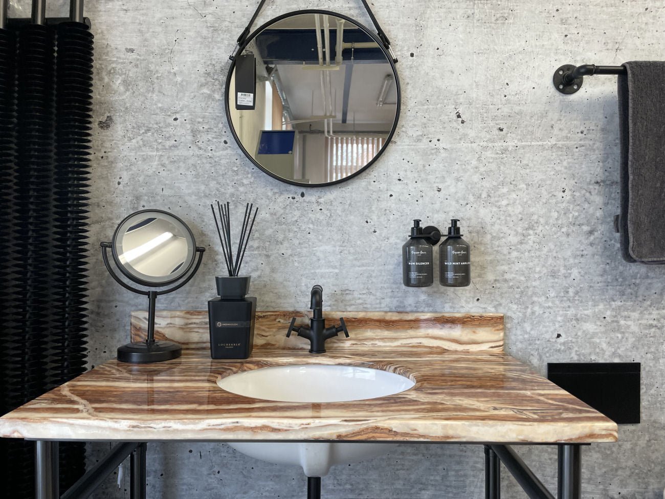 Černá matná kohoutková umyvadlová baterie v industriálním stylu s ventilovými koly Waterfall Bathrooms