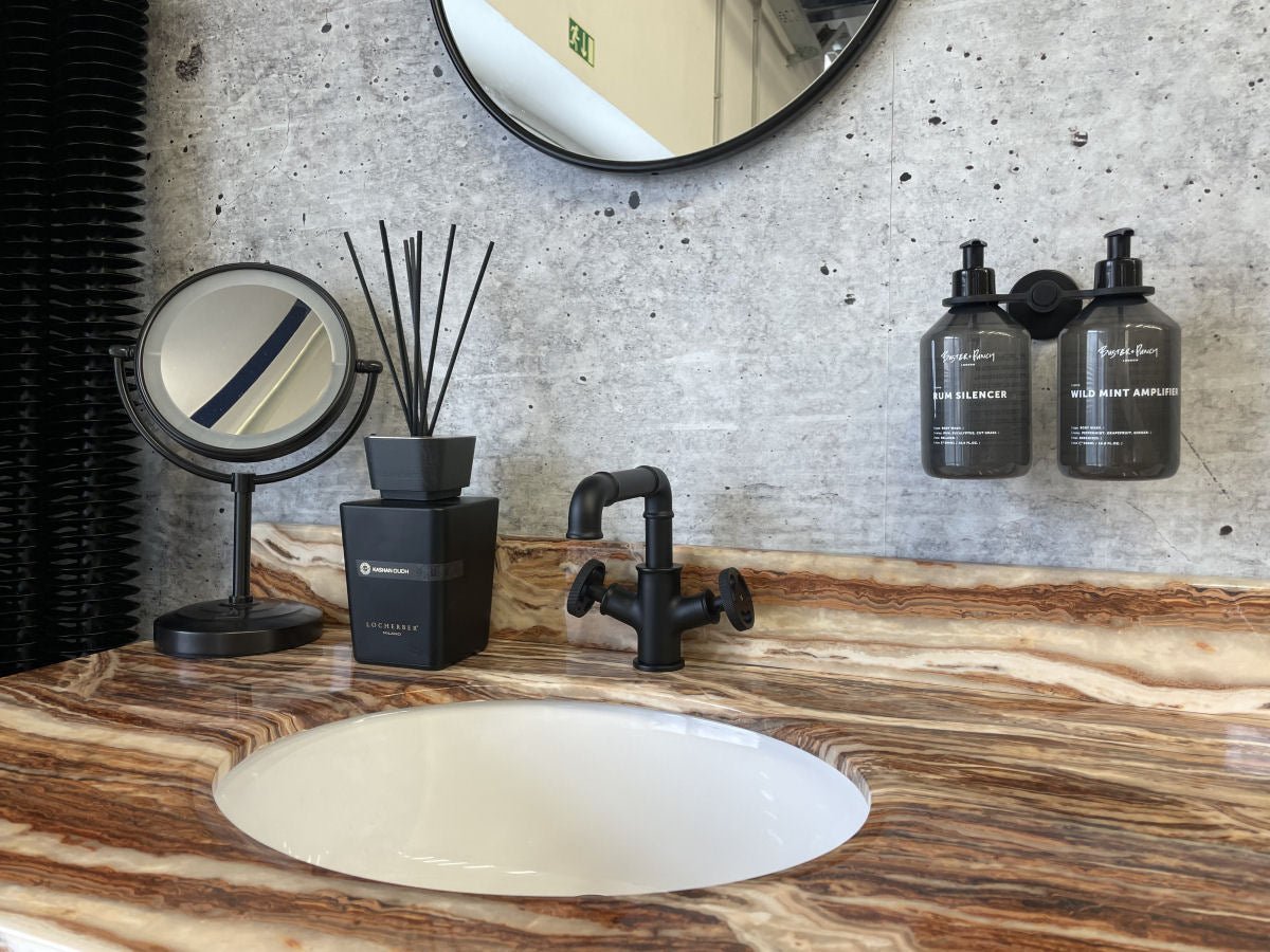 Černá matná kohoutková umyvadlová baterie v industriálním stylu s ventilovými koly Waterfall Bathrooms