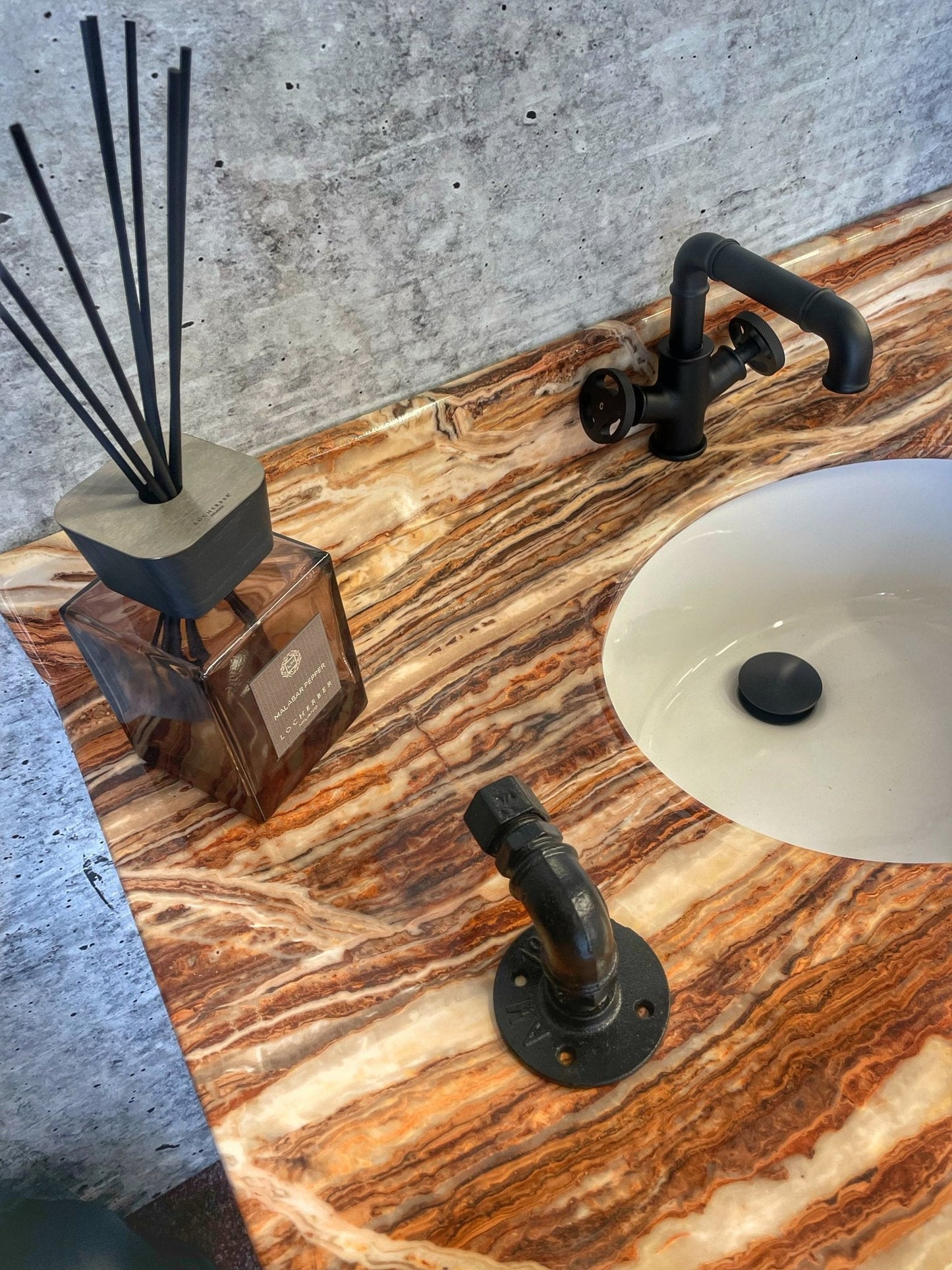 Černá matná kohoutková umyvadlová baterie v industriálním stylu s ventilovými koly Waterfall Bathrooms