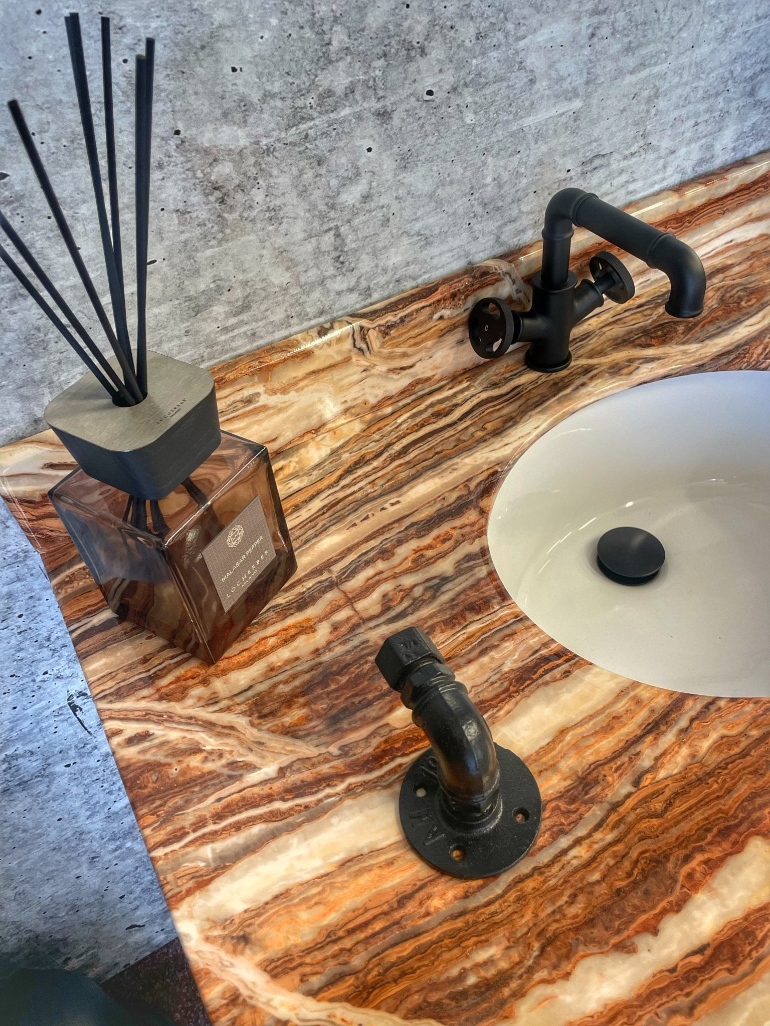 Černá matná kohoutková umyvadlová baterie v industriálním stylu s ventilovými koly Waterfall Bathrooms