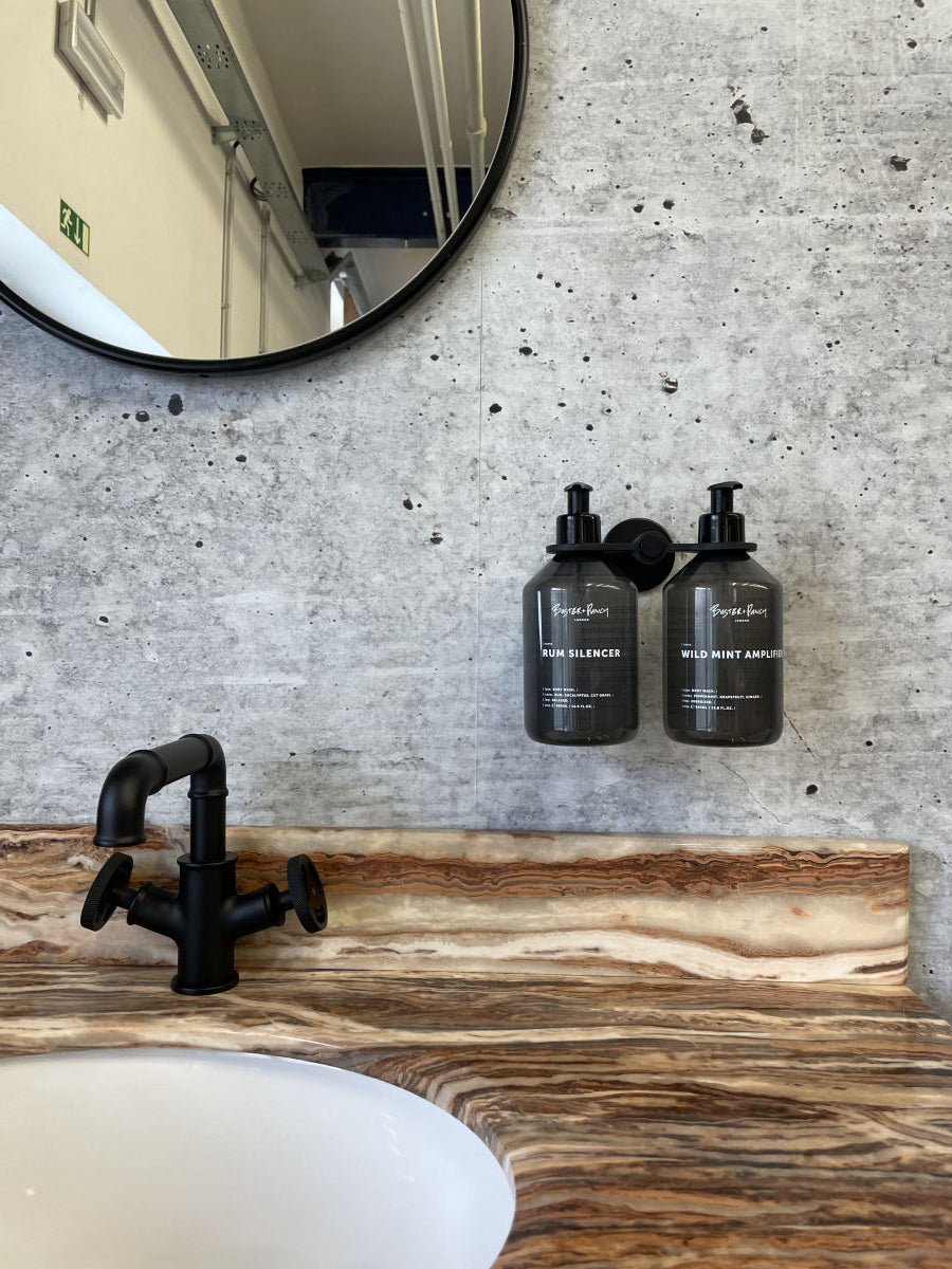 Černá matná kohoutková umyvadlová baterie v industriálním stylu s ventilovými koly Waterfall Bathrooms